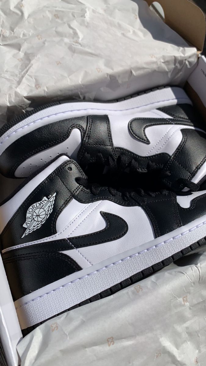 AJ1 High Black And White